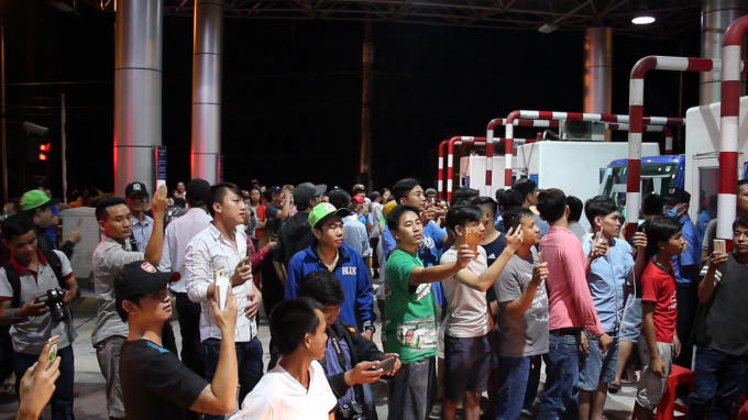 Các tài xế và người dân liên tục phản ứng trạm BOT Cai Lậy. (Ảnh: P.V)