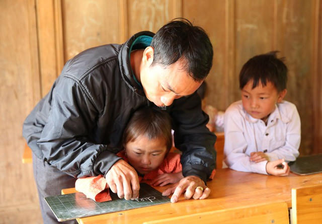 Với những em học trò người Mông đòi hỏi người thầy phải cực kỳ nhẫn nại và tâm huyết