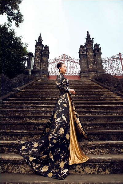 Với bộ áo dài này, Thu Hoài toát lên một vẻ đẹp đầy uy quyền.