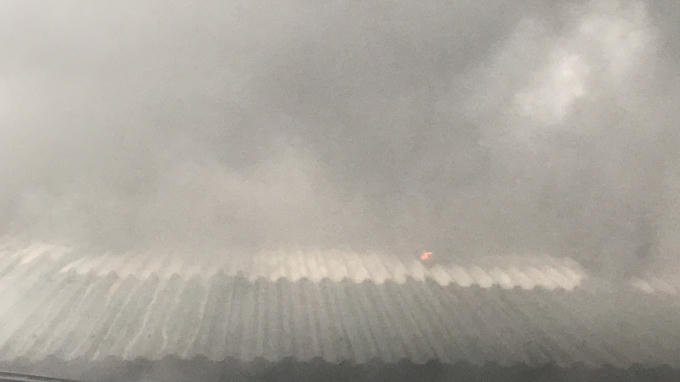 Cháy kho hàng gần chợ Vinh: Tiểu thương liều mình giải cứu hàng hóa