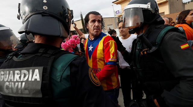 Các cuộc đụng độ giữa người bỏ phiếu với cảnh sát xảy ra khi cảnh sát tìm cách dẹp bỏ các điểm trưng cầu. (Ảnh: Reuters)