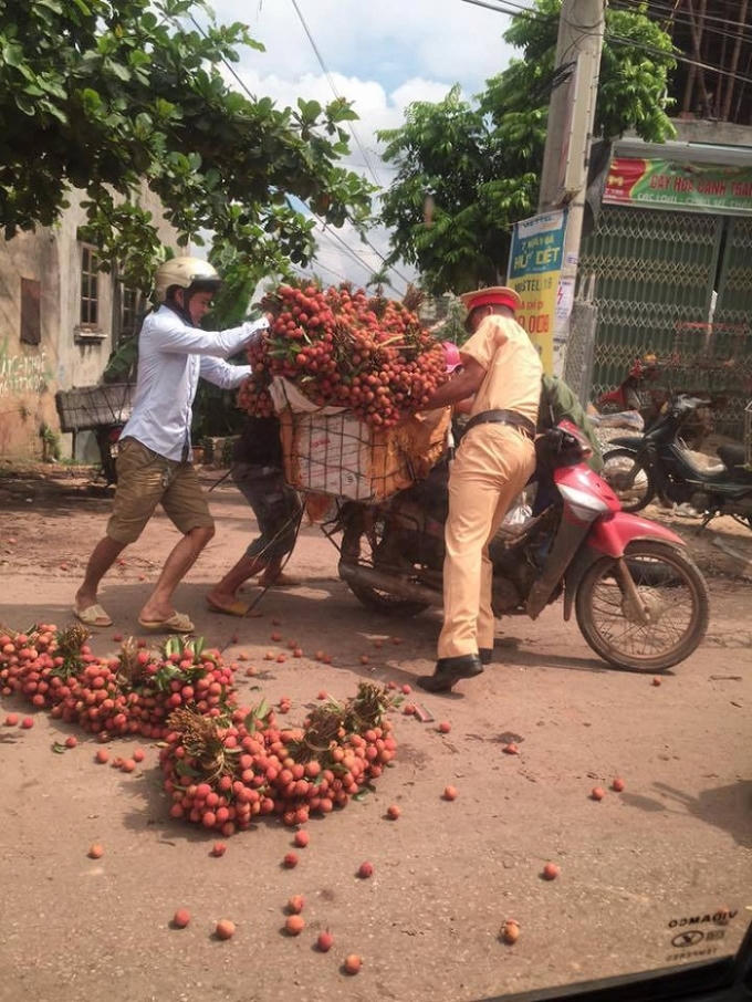 Ch&ugrave;m ảnh CSGT gi&uacute;p d&acirc;n m&ugrave;a vải thiều ở Bắc Giang g&acirc;y