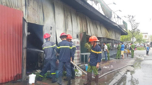 Lực lượng cứu hỏa đang tích cực phun nước để khống chế ngọn lửa.