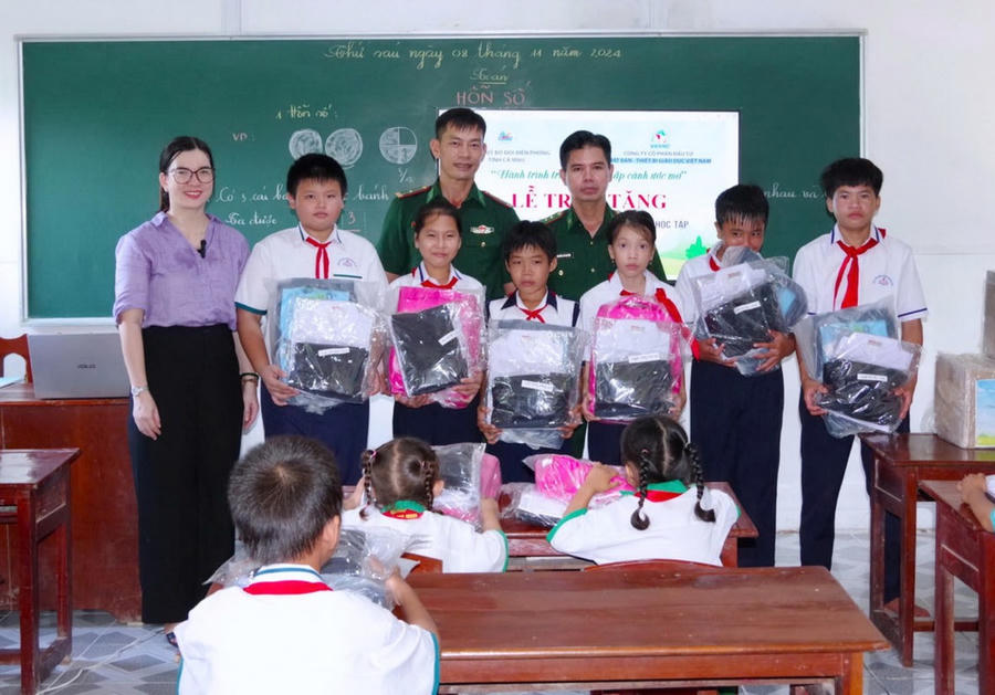 Lớp học tình thương trên đảo Hòn Chuối luôn nhận được sự quan tâm, động viên, thăm hỏi và hỗ trợ thiết thực của các cấp, các ngành trong và ngoài tỉnh Cà Mau.