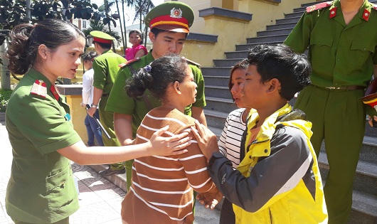 Phút chia tay của mẹ con Lan trước khi bị cáo về trại tạm giam.