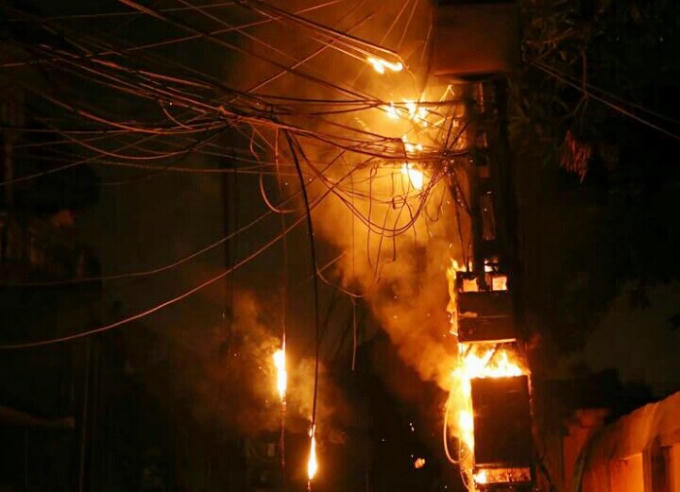 Người dân khiếp vía khi cột điện bỗng nhiên bốc cháy khi trời đang mưa. (Ảnh minh họa)