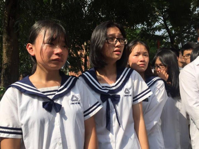 Nhiều bạn học sinh đã không cầm được nước mắt.