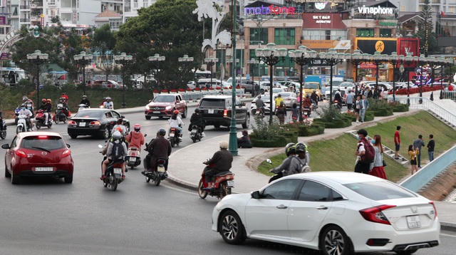 Ghi nhận vào ngày 1/5, lượng du khách đổ về TP Đà Lạt đông đúc khiến nhiều dịch vụ quá tải 
