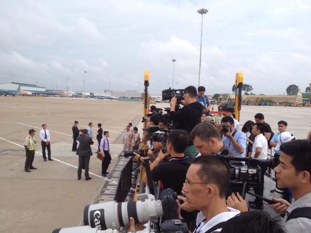 Các phóng viên trong nước và quốc tế háo hức chờ máy bay của Tổng thống Obama hạ cánh tại sân bay Tân Sơn Nhất. (Ảnh: Dân trí)