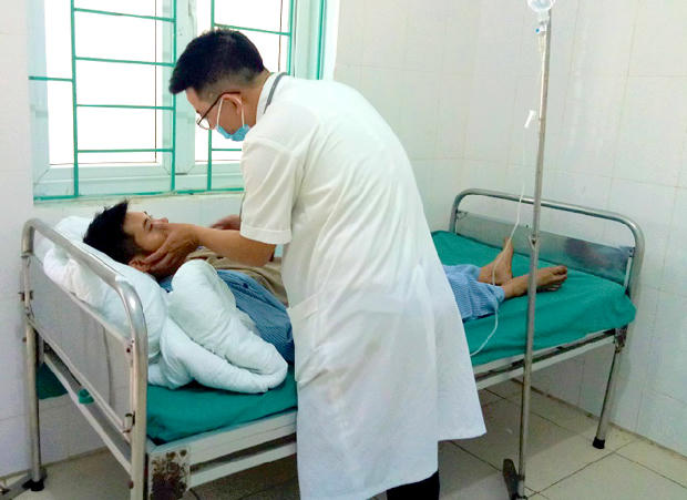 Các bác sĩ đang điều trị cho bệnh nhân ăn phải nấm độc. (Ảnh: Baohagiang.vn)
