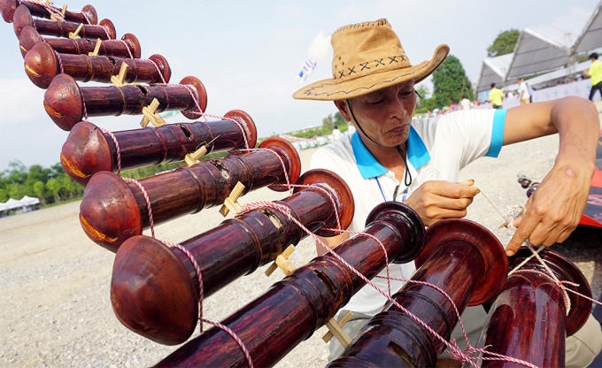 Không chỉ được mãn nhãn với phần thể hiện của các con diều, khách tham quan cũng được lắng nghe tiếng sáo du dương từ những chiếc "diều sáo" của nghệ nhân Việt Nam.