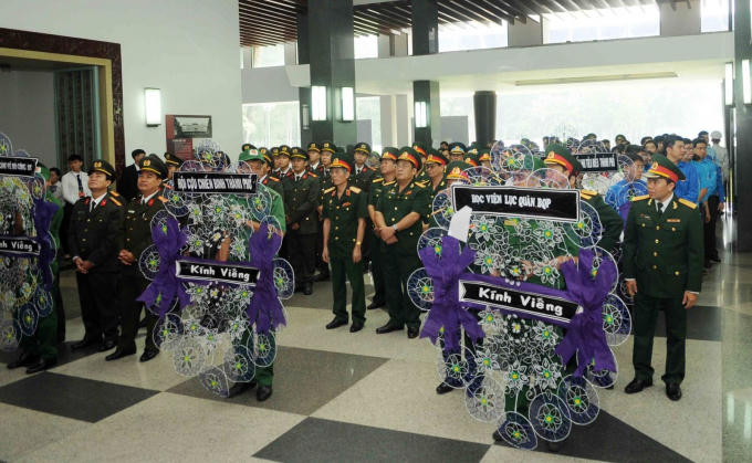 Các đoàn Hội Cựu chiến binh, Học viện Lục quân Bộ Quốc phòng vào viếng.