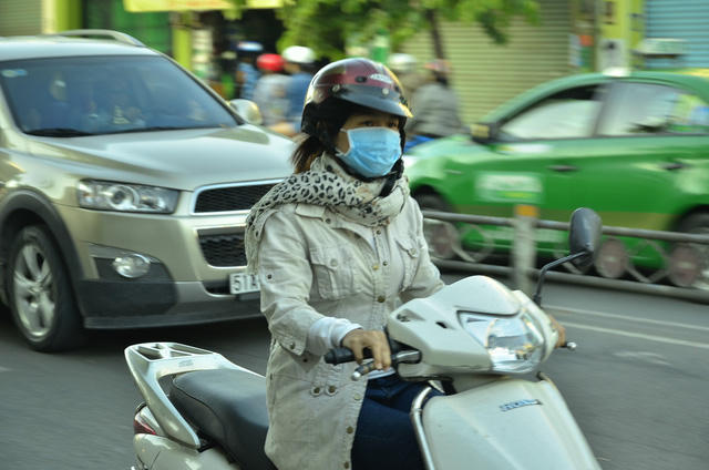 Hình ảnh người Sài Gòn xúng xính áo ấm, khăn choàng khi ra đường