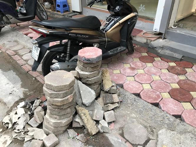 Một số tuyến vỉa hè gạch cũ đã được thay thế bằng gạch block mới..