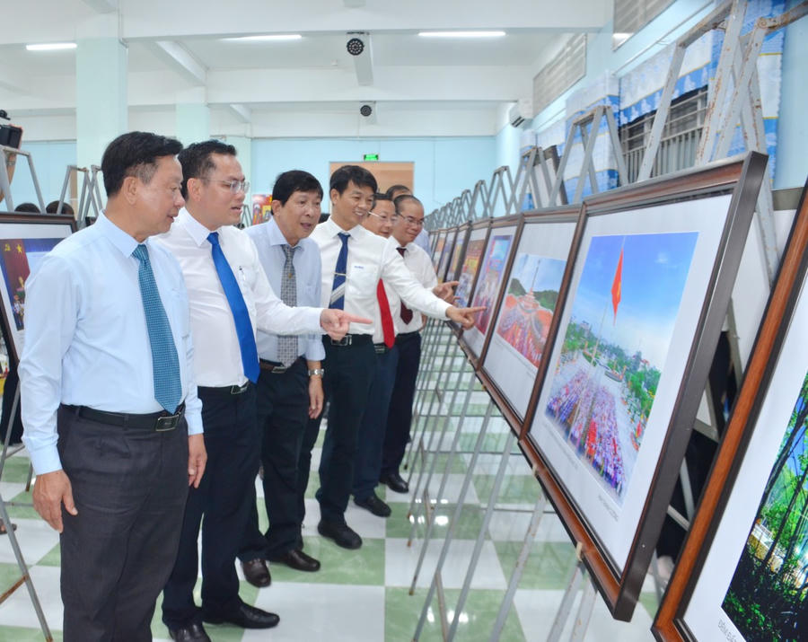 Các đại biểu tham quan, tìm hiểu các ấn phẩm báo chí và không gian trưng bày ảnh tại lễ khai mạc Hội báo Xuân Bính Ngọ 2026.