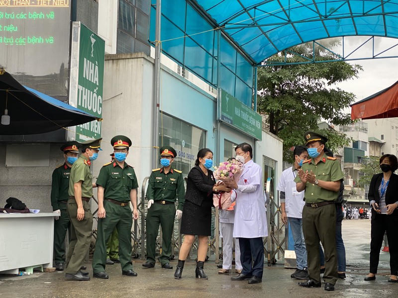 Phó Giám đốc Bệnh viện Thận Hà Nội nhận quyết định gỡ bỏ lệnh cách ly sau 14 ngày phong tỏa.