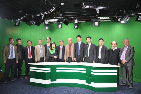 Thứ trưởng Chu Phạm Ngọc Hiển chụp ảnh lưu niệm với Trung t&acirc;m.