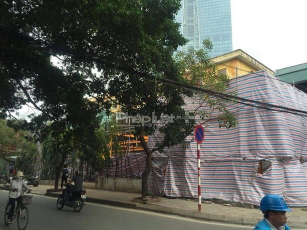 Một công trình đang bị tạm dừng thi công.