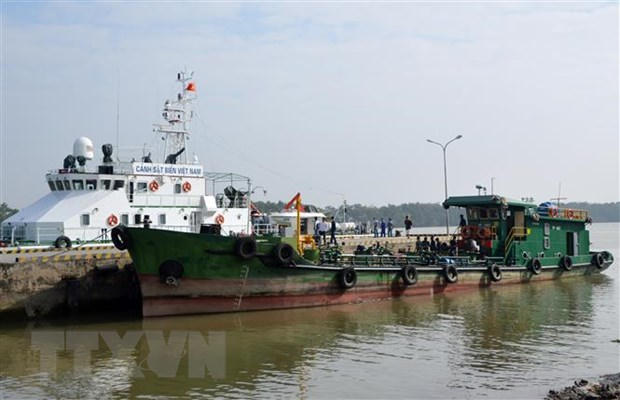 Tàu HP-4687 được đưa về cảng tạm giữ để các cơ quan chức năng đang tiến hành xác minh, điều tra và xử lý theo quy định của pháp luật. (Ảnh: TTXVN)