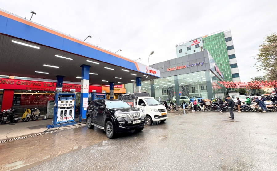 Trong lúc chờ đợi đến lượt mua xăng, A N.V.H (Hà Nội) chia sẻ: "Khoảng 14h, anh di chuyển ô tô đến cây xăng nằm trên phố Thuỵ Khuê, anh H chờ đợi hàng tiếng đồng hồ, nhưng cây xăng này không đổ cho ô tô mà chỉ bán xăng cho xe máy. Việc này khiến anh H bức xúc và đã phản ánh đến lực lượng Quản lý thị trường. Sau đó, đến khoảng 15h30, anh H và nhiều phương tiện ô tô khác mới mua được xăng để di chuyển".