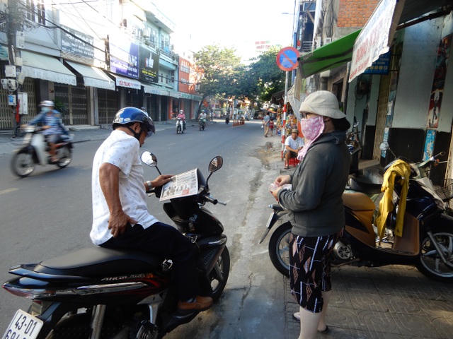 Đối với một số người, báo giấy vẫn là món ăn tinh thần không thể thiếu hàng ngày