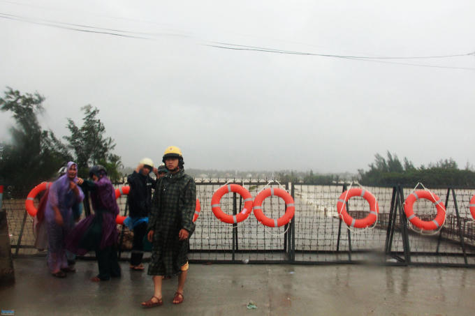 Dựng rào chắn lũ trên quốc lộ 24B tại cầu Khê Hòa. Ảnh: Báo Quảng Ngãi.