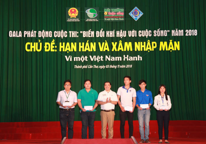 Ông Nguyễn Văn Toàn - Tổng biên tập, Trưởng Ban tổ chức trao tặng học bổng cho các em học sinh có hoàn cảnh khó khăn, chịu ứng phó của biến đổi khí hậu.