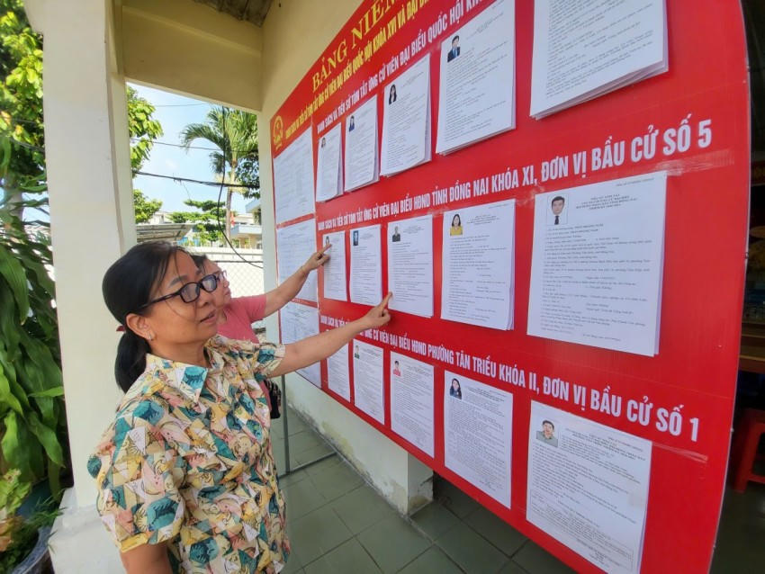 Cử tri phường Tân Triều xem thông tin về danh sách chính thức người ứng cử đại biểu Quốc hội, đại biểu HĐND các cấp tại đơn vị bầu cử.