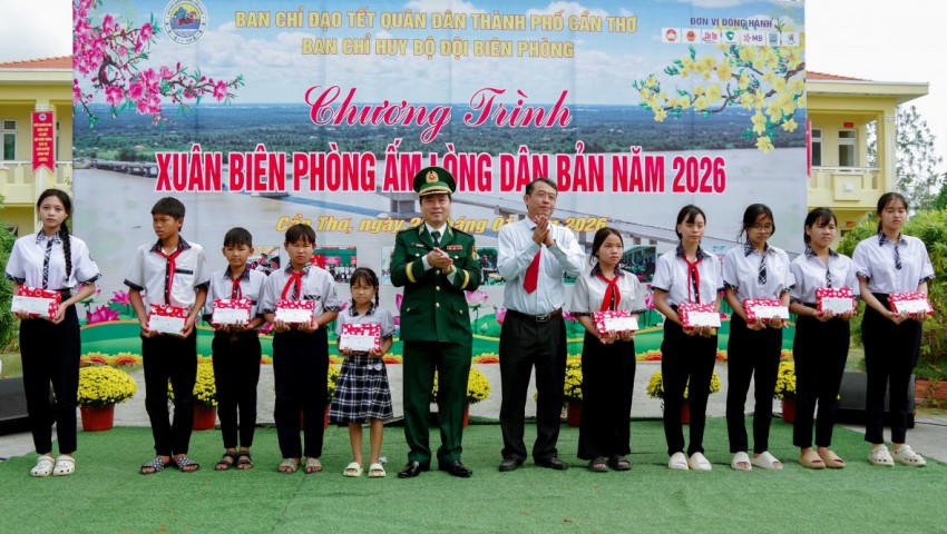 Thiếu tướng Trần Ngọc Hữu - Phó Tư lệnh BĐBP và ông Nguyễn Văn Khởi, Phó Chủ tịch UBND TP Cần Thơ trao học bổng cho các em học sinh tại chương trình.
