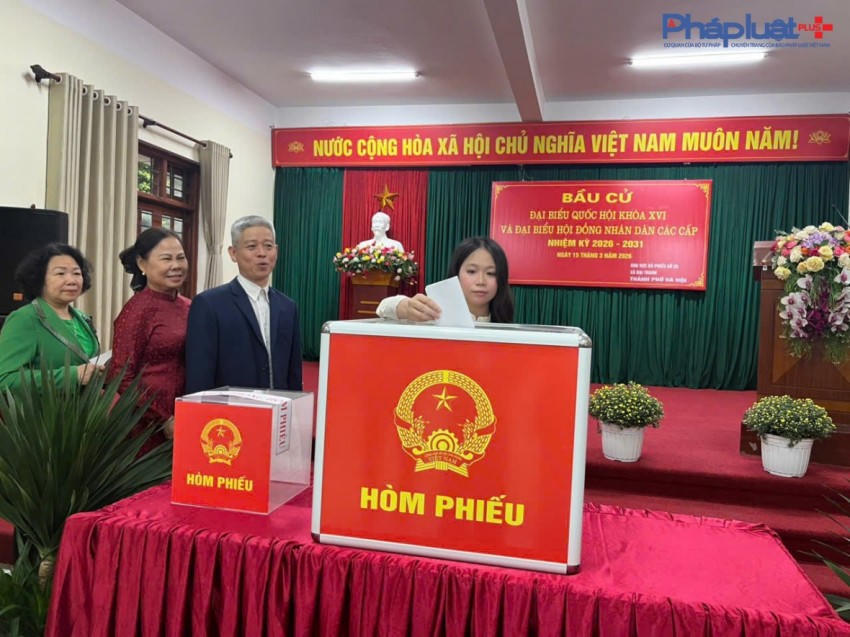 Các cử tri lần lượt thực hiện quyền và nghĩa vụ của mình.