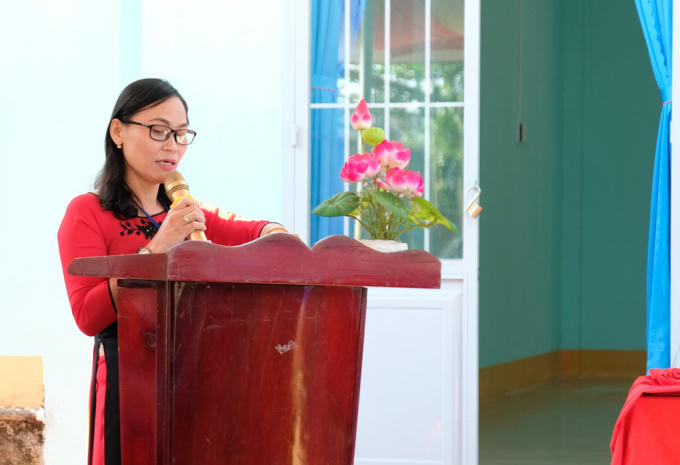 Cô Phạm Thị Loan, hiệu trưởng trường Kim Đồng phát biểu cảm ơn.