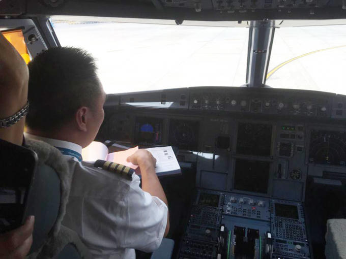 Anh Ngọc, cơ trưởng chuyến bay, đang nhập liệu sau khi hoàn tất chuyến bay bên trong buồng lái máy bay A321neo thế hệ mới