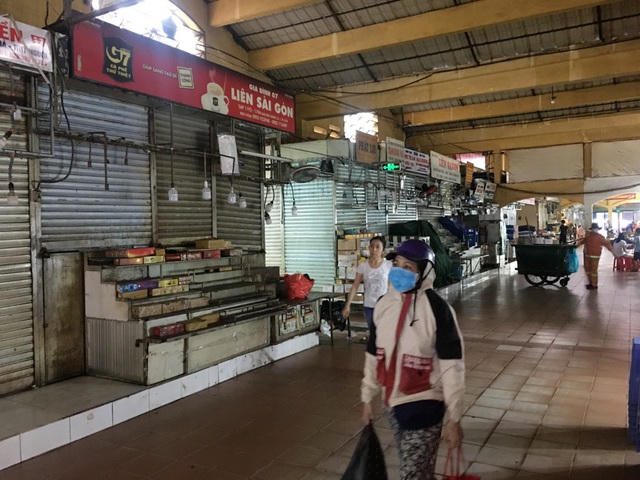 Nhiều quầy sạp tại chợ Bến Thành (quận 1, TPHCM) vẫn đóng cửa