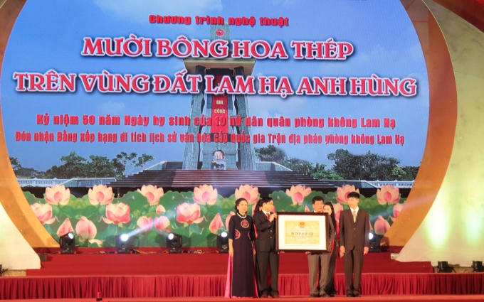 Đại diện Bộ Văn  hóa thể thao và Du lịch đã trao Bằng công nhận di tích lịch sử cấp quốc gia Trận địa pháo phòng không Lam Hạ (1965-1972).