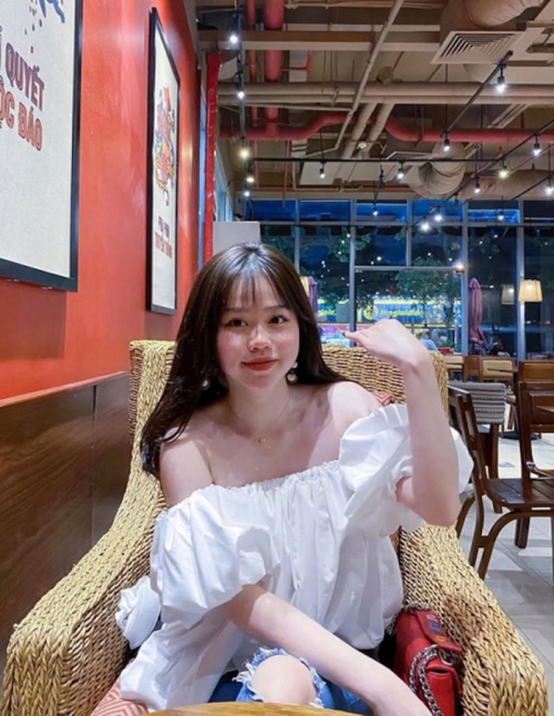 Hotgir Huỳnh Anh sinh năm 1999, đang là du học sinh tại Singapore.