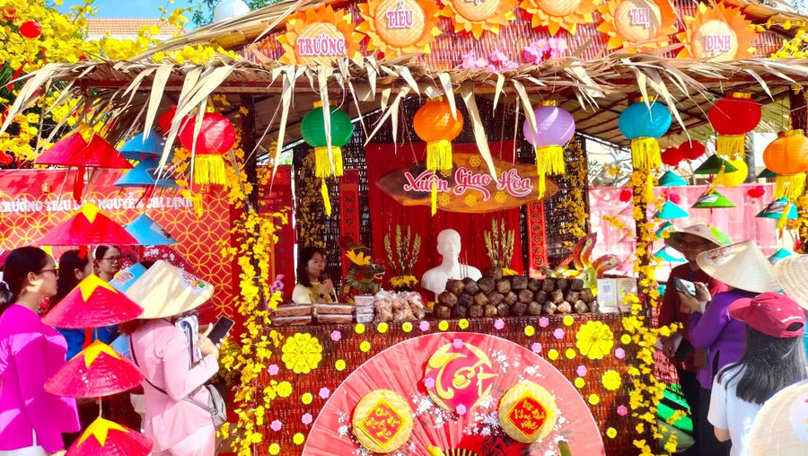 Thi gói bánh tét và trang trí bàn thờ Tổ quốc kết hợp mâm ngũ quả tại Hội xuân 2026.