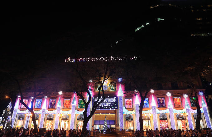 Bốn ngày trước Giáng sinh, nhiều tòa nhà, trung tâm thương mại tại TP HCM được trang trí lộng lẫy, rực sáng vào ban đêm, thu hút đông đảo người dân, du khách đến vui chơi, chụp ảnh.