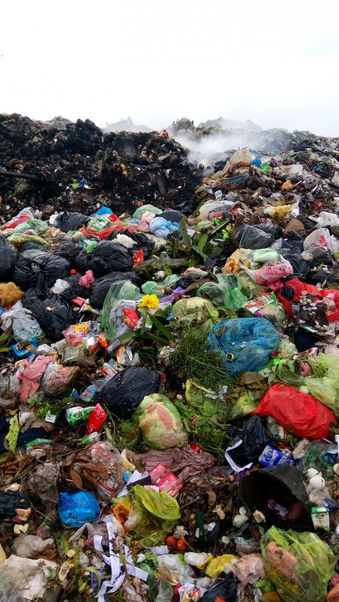 Hàng trăm loại rác thải khác nhau từ xã Nam Trung đổ dồn về bãi rác này.
