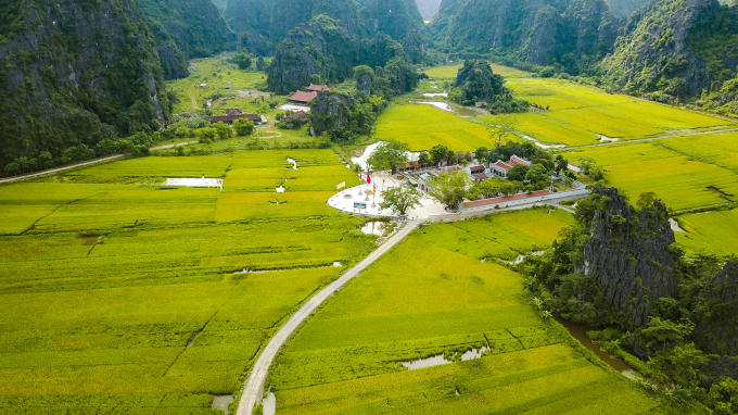 Đền Thái Vi trong quần thể Tràng An nằm giữa những cánh đồng lúa chín vàng, được bao bọc là những dãy núi tạo nên một không gian yên tĩnh đến lạ thường.
