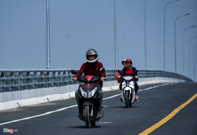 Dù còn vài ngày nữa cầu mới chính thức thông xe nhưng từ vài ngày nay rất nhiều phương tiện đã nối đuôi nhau chạy qua.