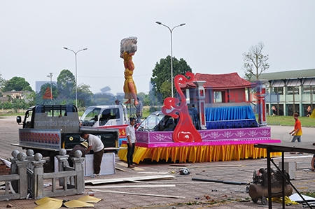 Xe mô hình mang biểu tượng “Giỗ Tổ Hùng Vương - Lễ hội Đền Hùng và Tín ngưỡng thờ cúng Hùng Vương” đã gợi cho du khách nhiều hoài niệm về thủa đầu dựng nước, giữa nước.