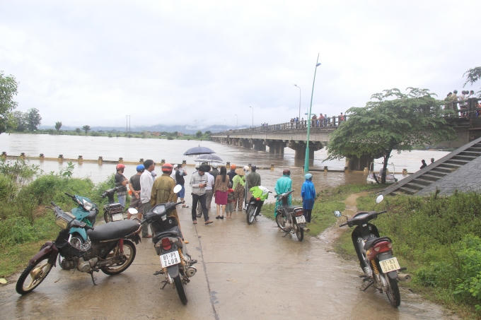 Người dân đang theo dõi nước sông Ba dâng lên rất nhanh sáng 17/12