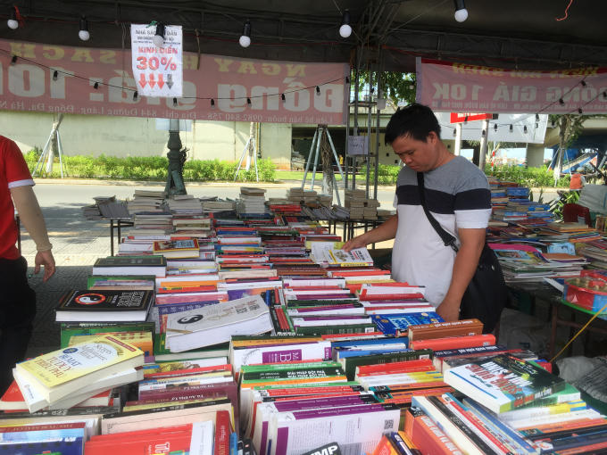 Gian hàng sách cũ được nhiều độc giả trẻ đến lớn tuổi ghé thăm.