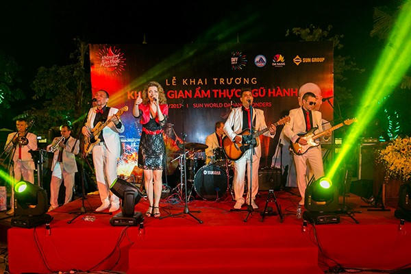 Bật mí nhỏ, ngay trong Không gian ẩm thực này, liên tục có các chương trình nghệ thuật, những chương trình giao lưu, vui chơi có thưởng thú vị và cả những trò chơi miễn phí cho bé.