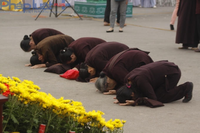 Nhiều phật tử đã vái vọng Phật ngọc tỏ lòng thành kính, cầu quốc thái dân an, sức khỏe gia đình bình anh.