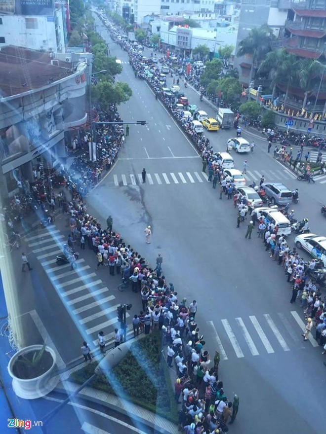 Vào lúc 15h55, Tổng thống Mỹ Obama đã đến Sài Gòn. Trên đường Nam Kỳ Khởi Nghĩa người dân đứng 2 bên đông nghịt để đóng Tổng thống Mỹ. (Ảnh: Zing.vn)