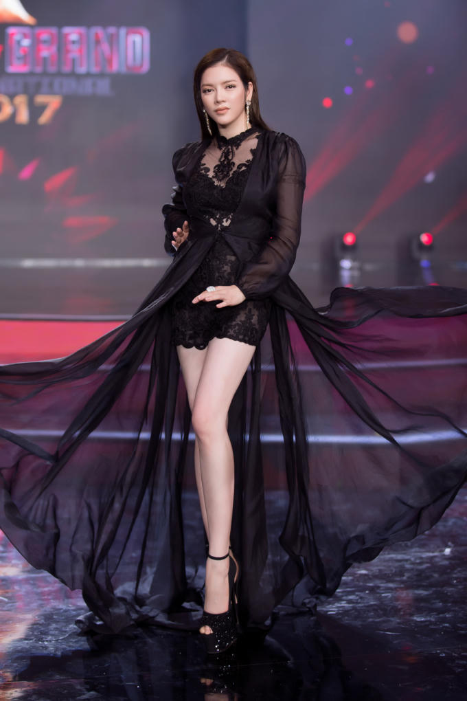 Lý Nhã Kỳ kiêu sa ngồi ghế nóng đêm Sơ kết Miss Grand International 2017