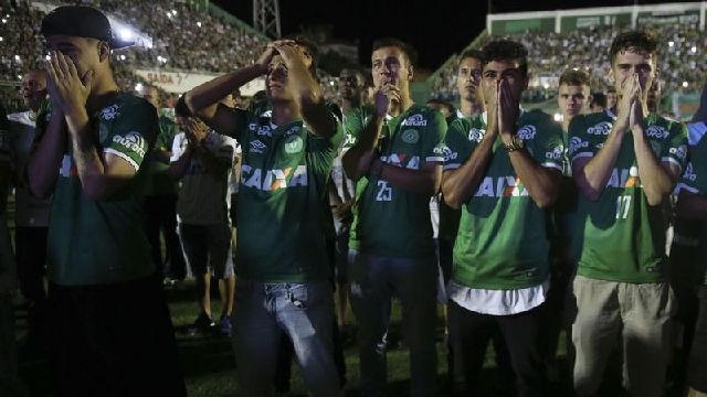 Thành viên đội bóng Brazil Chapecoense tưởng niệm những người đã chết trong vụ tai nạn máy bay hôm 28/11 (Ảnh: Notey)