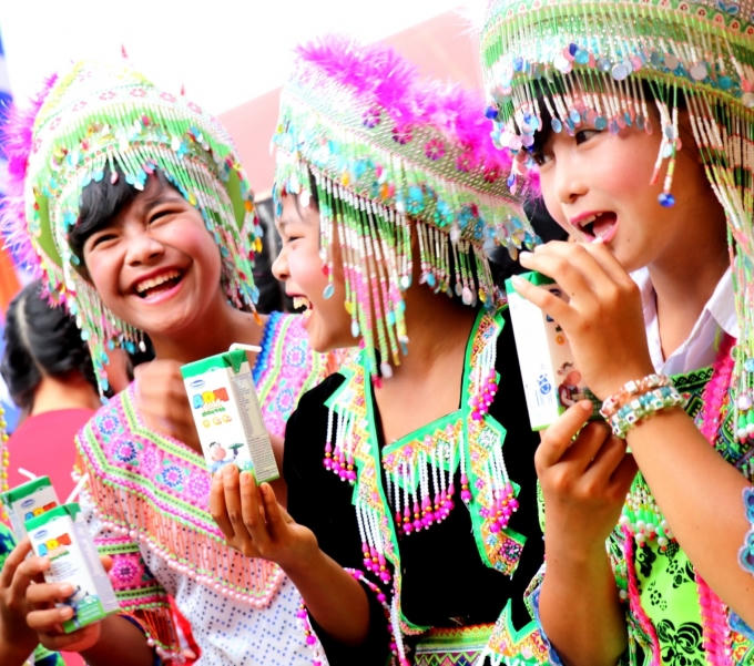 Niềm vui uống sữa của học sinh Đắc Nông.