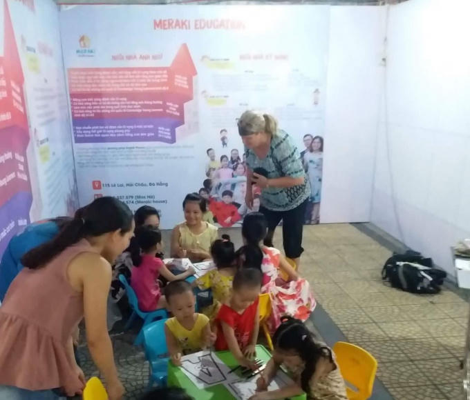 Khu vực gian hàng của các trung tâm ngoại ngữ cũng thu hút các em.